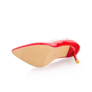 Vue détaillée de la semelle des escarpins rouges vernis à bouts pointus, taille 36