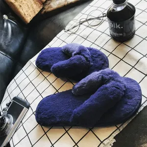 Nahaufnahme von weichen lila Kunstfell-Zehentrennern auf einem minimalistischen Gitternetz