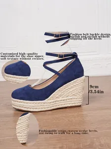 Vista detallada de sandalias de cuña azules con plataforma de paja de 9 cm y tira al tobillo