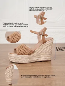 Vista detallada de las sandalias de cuña de paja con hebilla ajustable y tacón de plataforma