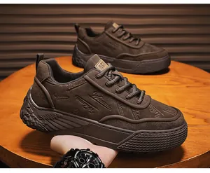 Detailansicht der braunen Leder-Sneaker mit einzigartigen geprägten Texturen und Mustern