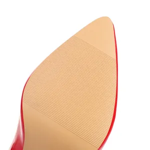 Vue macro détaillée de la semelle en caoutchouc antidérapante beige d'escarpins rouges.