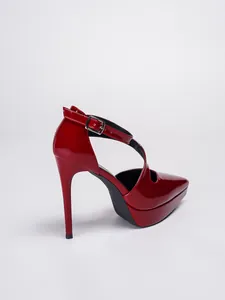 Detailansicht roter Lackleder-Pumps mit Plateau, Pfennigabsatz und Knöchelriemchen.