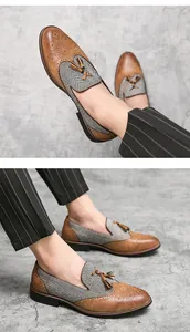 Detalle de zapatos Brogue de cuero marrón para hombre con tela de espiga gris y borlas