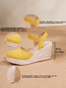 Vista detallada de sandalias de cuña amarillas de paja para mujer con tacón de 9cm.