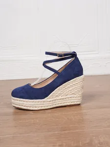 Sandalias de cuña en ante azul con punta cerrada y cierre de hebilla en el tobillo