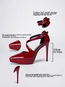 Nahaufnahme roter Plateau-High-Heels mit 12cm Stiletto-Absatz und Knöchelriemen.