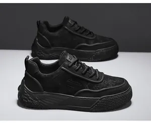 Detailansicht der schwarzen niedrigen Freizeitschuhe mit strukturierter Flügelsohle
