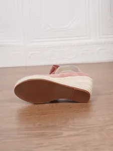 Detalle de la suela antideslizante y la plataforma de paja de las sandalias de cuña rosas