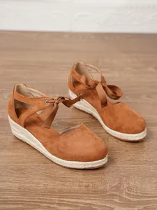 Sandalias de cuña en gamuza marrón con suela de esparto y cintas al tobillo para verano