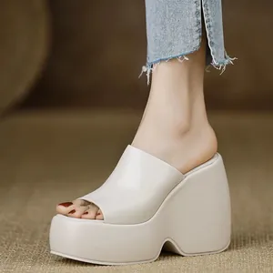 Vista dettagliata di sabot con zeppa beige con punta aperta e finitura opaca morbida