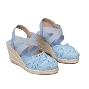Sandalias de cuña en crochet azul claro con tiras elásticas cruzadas y tacón de esparto