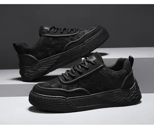 Detailansicht der schwarzen Leder-Freizeitschuhe mit einzigartiger Flügelsohle