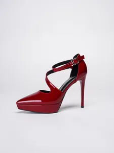 Elegante rote Lackleder-Stilettos mit gekreuzten Riemen und hoher Plateausohle.