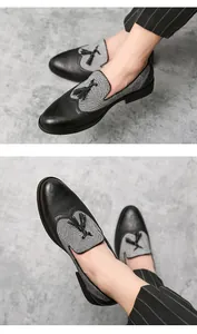 Vista detallada de mocasines brogue para hombre con tela de espiga gris y borlas elegantes