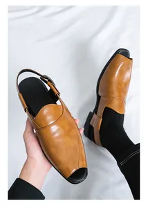 Vista detallada de sandalias de cuero marrón brillante para hombre, diseño transpirable