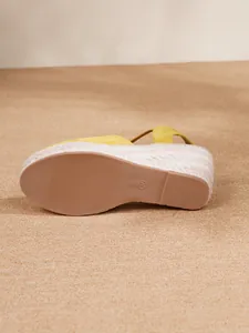 Primer plano de la cuña de yute trenzado y la suela antideslizante de sandalia