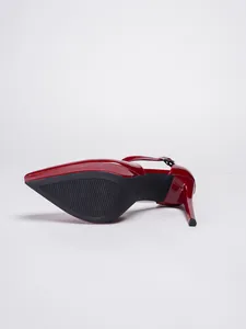 Detailansicht der Sohle und des Absatzes von roten Lackleder-Stilettos mit spitzer Kappe