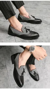 Vista detallada de los mocasines Brogue retro para hombre con borlas y paneles de espiga