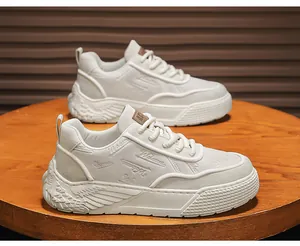 Detailansicht weißer Premium-Leder-Sneaker mit einzigartiger Sohle im Flügeldesign für Herren