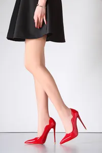 Elegantes tacones de aguja rojos de punta fina con detalle de borde ondulado sexy