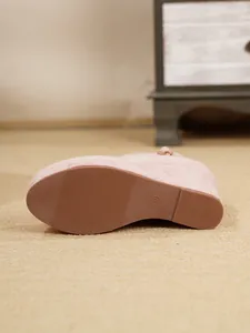 Primer plano detallado de la suela de las sandalias de cuña rosas antideslizantes