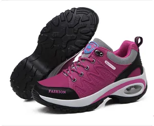 Zapatillas deportivas para mujer en color magenta con plataforma de aire y suela de goma.