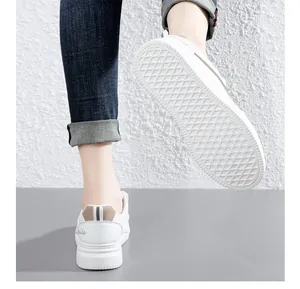 Λεπτομέρεια από λευκά sneakers με πλατφόρμα, αντιολισθητική σόλα και λεπτομέρεια φτέρνας