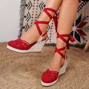 Sandalias de cuña de ganchillo rojo con cordones al tobillo y suela de paja