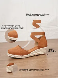 Detalle de sandalias de cuña de 5 cm con correas elásticas y parte superior de ante marrón