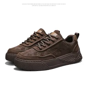 Detaillierte Seitenansicht brauner Herren-Freizeitschuhe mit dicker Sohle im Flügel-Design