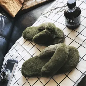 Nahaufnahme der olivgrünen flauschigen Flip-Flop-Hausschuhe aus Kunstpelz