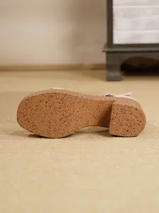 Primer plano de la suela de plataforma con textura de corcho de estas sandalias de cuña