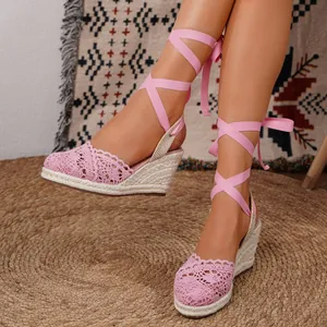 Alpargatas de cuña con encaje rosa y cintas para un gran look de vacaciones