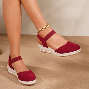 Elegantes sandalias de esparto con cuña en color vino tinto y puntera cerrada