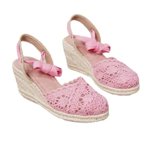 Elegantes sandalias de cuña de encaje rosa para mujer con lazo y suela de paja para verano