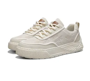 Detailansicht cremefarbener Leder-Sneaker mit einzigartiger strukturierter Flügelsohle