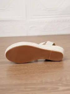 Vista inferior de las sandalias de cuña para mujer con suela de goma antideslizante y yute