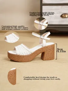 Detalle de sandalias de plataforma tejidas en blanco con correa y tacón de 8 cm