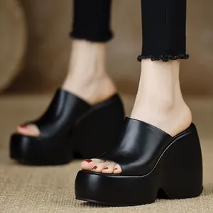 Sandali con zeppa nera e plateau con design peep toe da donna