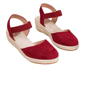 Sandalias de cuña tipo alpargata rojas con puntera cerrada y tira al tobillo.