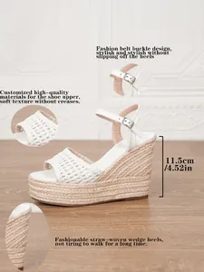 Detalle de sandalias de cuña tejidas en paja blanca con plataforma de 11,5 cm.
