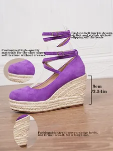Sandalias de cuña en ante morado con tacón de plataforma de esparto de 9 cm.