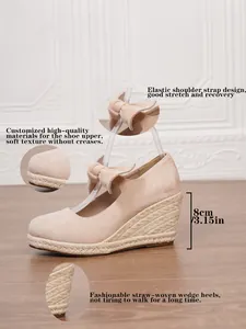 Detalle de sandalias de cuña nude con tacón de esparto de 8 cm y lazo elegante