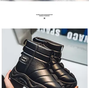Primer plano de botas de nieve negras impermeables con textura de tela de plumón y logo.
