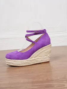 Sandalias de cuña tipo alpargata de ante morado con suela de cáñamo trenzado y correa