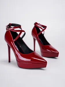 Zapatos de tacón de aguja con plataforma de charol rojo con elegantes tiras cruzadas
