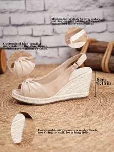 Vista detallada de sandalias de cuña de paja trenzada beige con tacón de plataforma de 8 cm