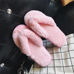 Detailansicht von rosa flauschigen Plüsch-Zehentrennern, die eine weiche Textur zeigen
