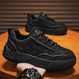 Sneakers casual da lavoro nere con suola alata unica e finitura in pelle